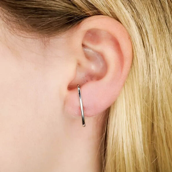 Brinco Ear Hook Liso Banhado Em Ródio Branco